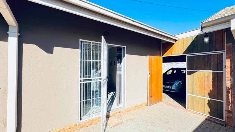 3 Bedroom Property for Sale in Rhodesdene Northern Cape